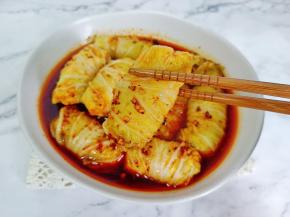 把料汁淋到鸡肉卷上面。