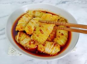 把料汁淋到鸡肉卷上面。