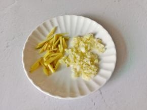 生姜蒜分别切好备用。
