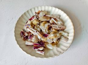 螃蟹去除肚脐，腮，螃蟹脚拍一下更加入味，其余都剪小块。