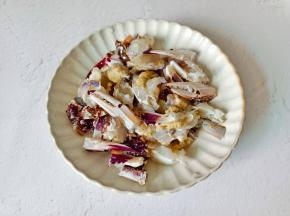 螃蟹去除肚脐，腮，螃蟹脚拍一下更加入味，其余都剪小块。