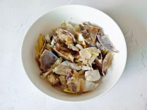 上下翻拌均匀，放冰箱冷藏一夜，更加入味。