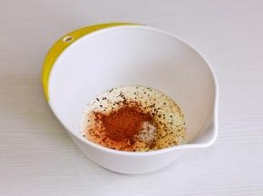 奶油中加入可可粉，摩卡咖啡，白砂糖。