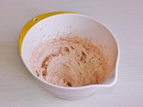 电动打蛋器打发即可，装入裱花袋中。