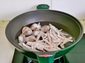 鸡爪鸭胗洗净倒入锅中加入水，料酒大火烧开，撇出浮沫，煮3分钟捞出。