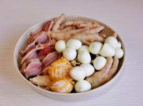 冷水冲洗干净，鹌鹑蛋划几刀，小鲍鱼开水中烫一下。