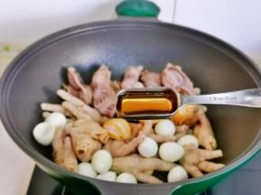 食材放入锅中，加入料酒。