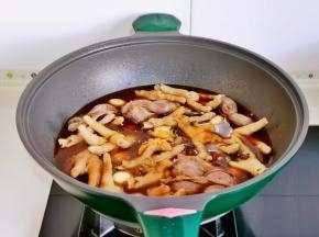 加入水，八角，香味，冰糖，葱姜，水量没过食材。