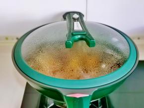 盖上盖子烧开后转小火焖煮25分钟。