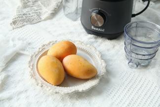 个头不大的芒果3只，如果是大芒果1只差不多了。清洗干净。