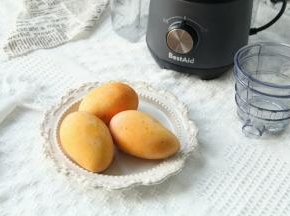 个头不大的芒果3只，如果是大芒果1只差不多了。清洗干净。