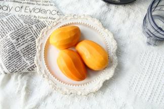 去皮。沿着核片开，放入密封袋冷冻。无需切小块！