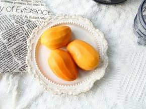 去皮。沿着核片开，放入密封袋冷冻。无需切小块！