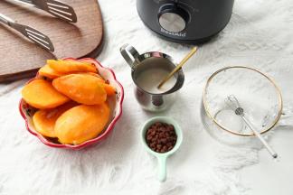 冻结实的芒果取出，准备好其他材料。组装好。