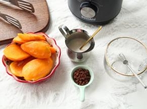 冻结实的芒果取出，准备好其他材料。组装好。