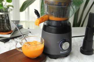 直接用杯子装制作好的芒果绵绵冰。