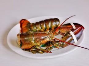 首先将龙虾头尾分离。