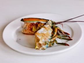 先处理头部，两侧的鳃一定要剪掉。