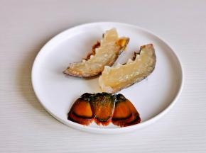 处理虾身，虾尾剪下来，虾身对半剪开，再剪小块。