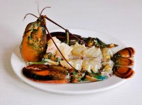 摆盘，虾身的肉朝上，虾钳放在身体两侧。