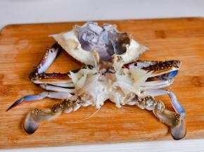 蟹清理干净，再把壳打开，去掉蟹鳃。