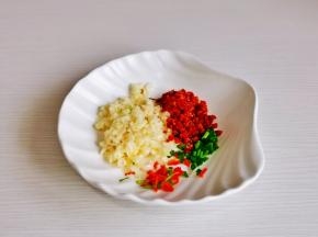 蒜末+姜末+辣椒+葱花。