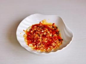 淋上热油拌均匀。