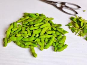 毛豆剪掉根与尖。