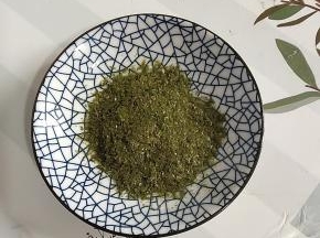 准备一碟海苔末！（没有的可以把海苔用料理机搅打成粉末状！）