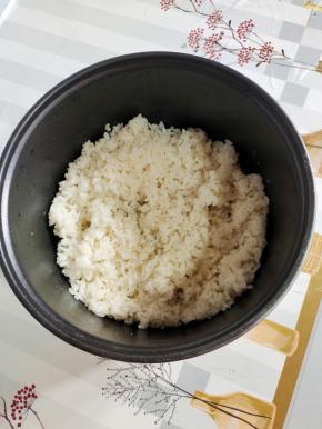 中午吃剩的米饭，打散，放入少许的食用油和香油搅拌均匀备用!