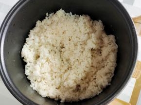 中午吃剩的米饭，打散，放入少许的食用油和香油搅拌均匀备用!