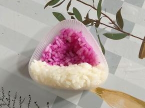 挖几勺红色米饭放在三角饭团模具底部！