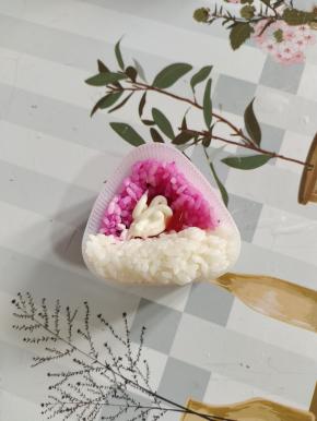 挤上适量的番茄酱和沙拉酱！