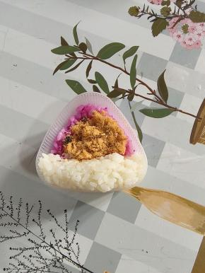 放上适量的海苔肉松！