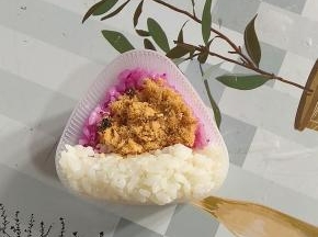 放上适量的海苔肉松！
