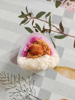 最后放上切成小块的即食蟹棒！（也可以把配料换成自己喜欢吃的水果丁，蔬菜丁，火腿丁………）