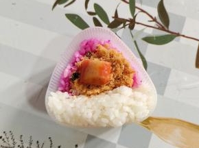 最后放上切成小块的即食蟹棒！（也可以把配料换成自己喜欢吃的水果丁，蔬菜丁，火腿丁………）