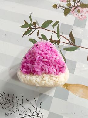 再在上面放入适量的红色米饭，铺满一点儿，这样一会儿按压的时候才会更紧实，不会散开！