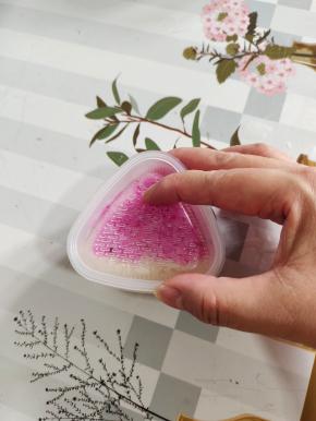 盖上三角饭团模具盖子，使劲儿按压紧实一些！以免散开！