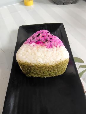 再撒上适量的熟黑芝麻点缀一下即可！