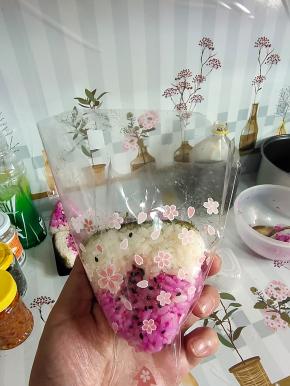 把做好的西瓜饭团装进透明包装袋中！（我买的是樱花粉图案的！）