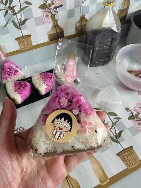 对折，包装好。贴上封口贴！就完成了！孩子们带出去游玩的时候吃。真是太方便了！吃的时候不用取出来，把封口处那里撕开就可以直接吃了！