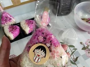 对折，包装好。贴上封口贴！就完成了！孩子们带出去游玩的时候吃。真是太方便了！吃的时候不用取出来，把封口处那里撕开就可以直接吃了！