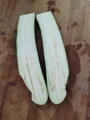 茄子洗净去蒂，对半切开，在茄子肉上划几刀，这样更容易蒸熟！