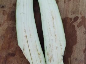 茄子洗净去蒂，对半切开，在茄子肉上划几刀，这样更容易蒸熟！