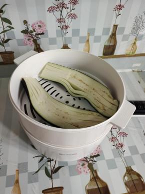 水开，把茄子放进蒸笼里！