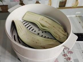 水开，把茄子放进蒸笼里！