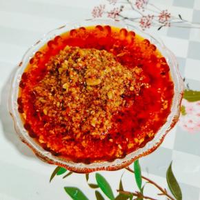 今天的秘密武器~蒜蓉辣酱！（蒜蓉辣酱的做法，前几天有发帖，喜欢吃的可以去我主页搜索蒜蓉辣酱，查看哦！）有了它，不用再放其他调料，味道就足够了！