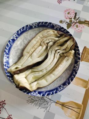 蒸熟的茄子，取出，装在盘子里！