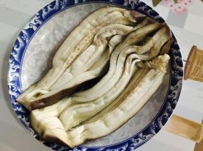 蒸熟的茄子，取出，装在盘子里！